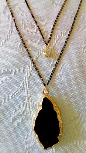 pedra negra sob estrutura dourada